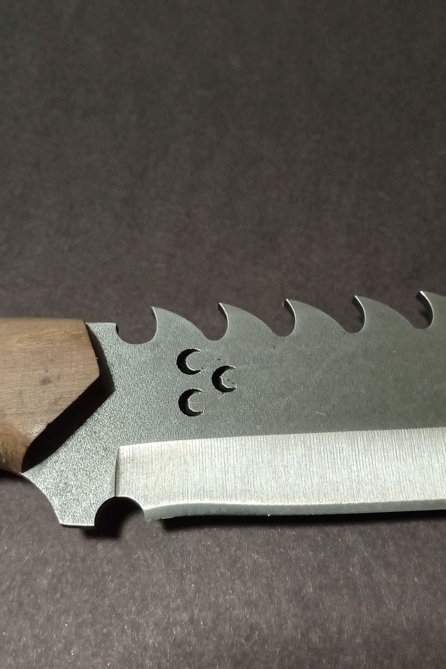 4034 Çelik Üç Hilal Motifli Bozkurt Başlı Kamp ve Outdoor Bıçağı (37 cm) – Hakiki Deri Kılıf ve Anahtarlık Hediyeli
