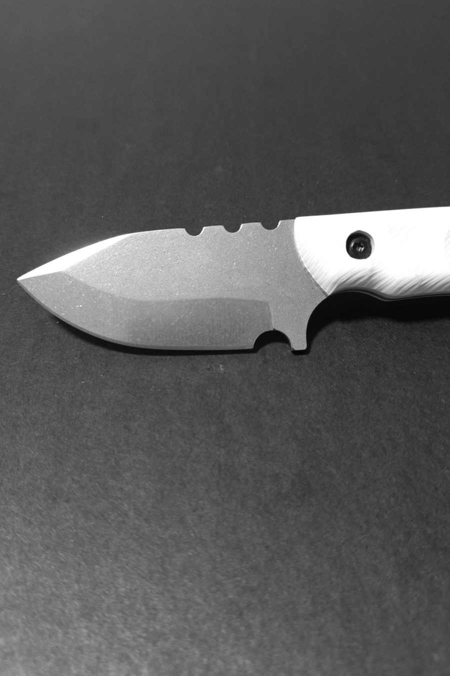 Profesyonel Kılıflı Kompakt Kamp, Bushcraft ve EDC Bıçağı – 18 cm (Beyaz Mikarta Kabze)