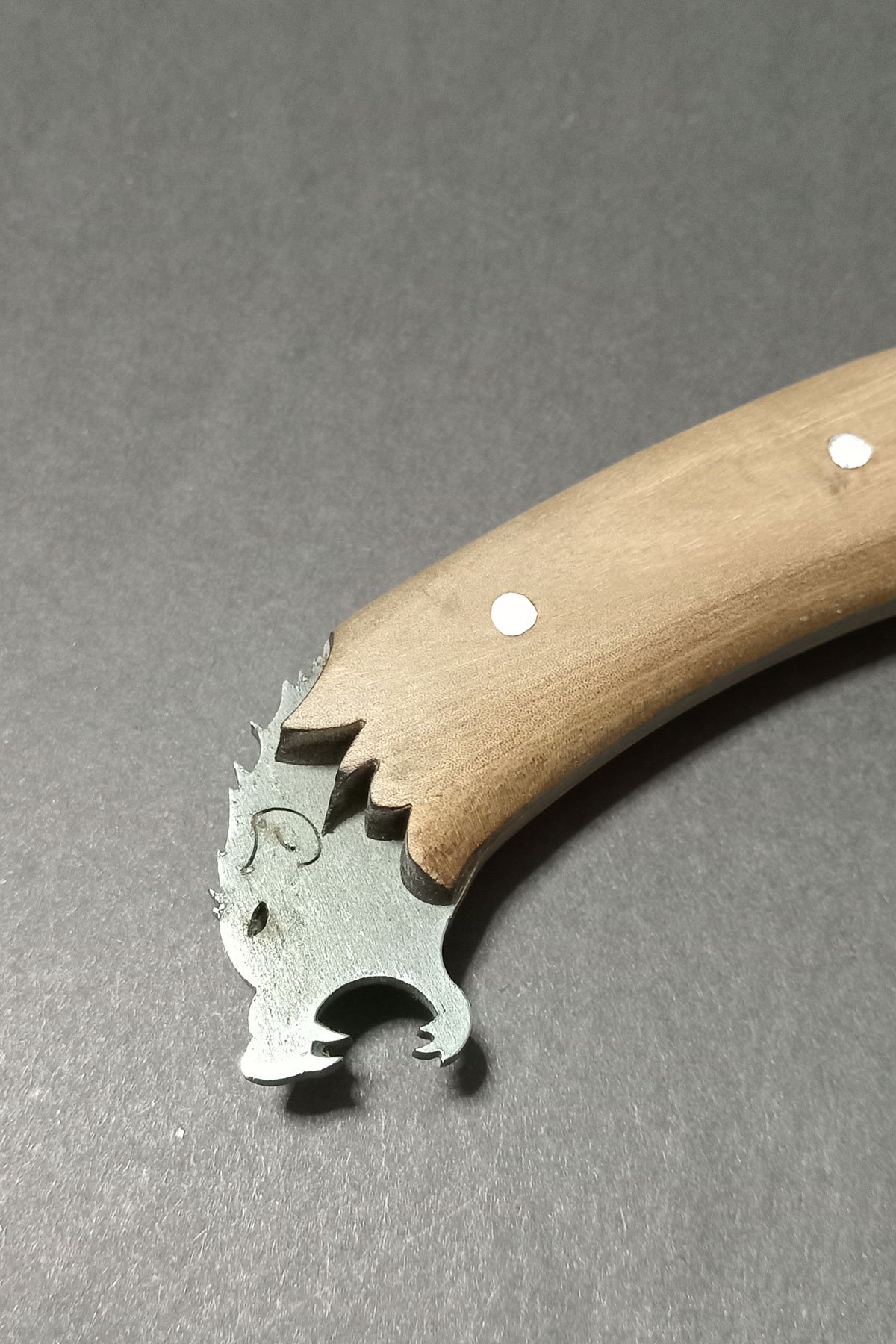 4034 Çelik Üç Hilal Motifli Bozkurt Başlı Kamp ve Outdoor Bıçağı (37 cm) – Hakiki Deri Kılıf ve Anahtarlık Hediyeli - Görsel 3