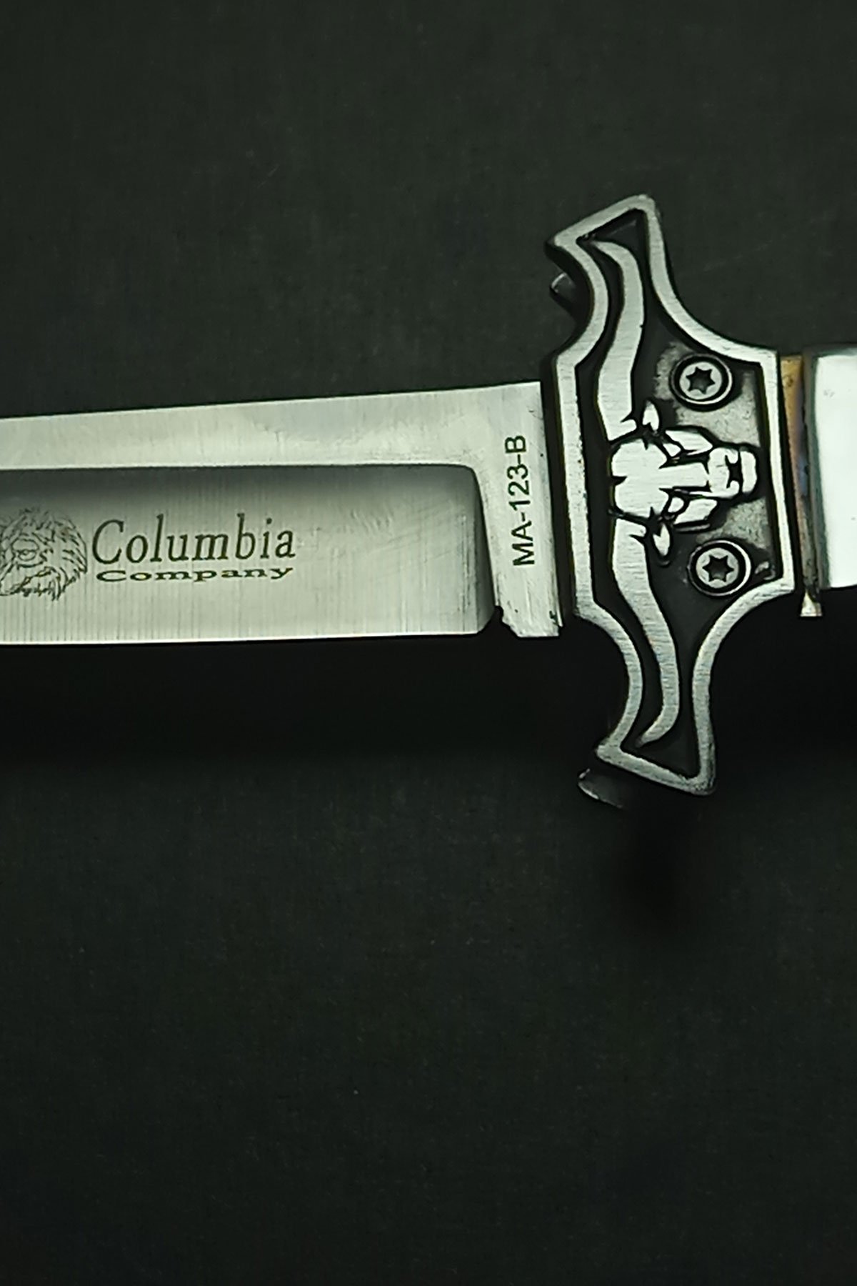 Columbia MA-123-B Boğa Kafası Motifli Özel İşlemeli Katlanır Çakı - Görsel 9