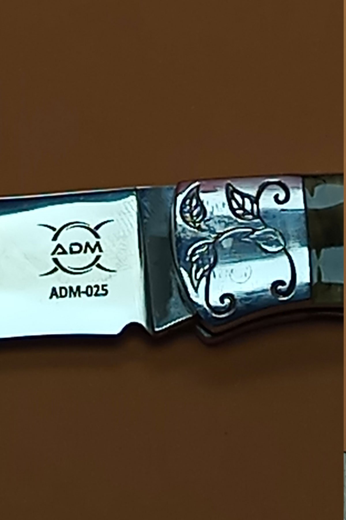 ADM ADM-025 Gravürlü ve Desenli Kabzeli Katlanabilir Cep Çakısı - Görsel 4